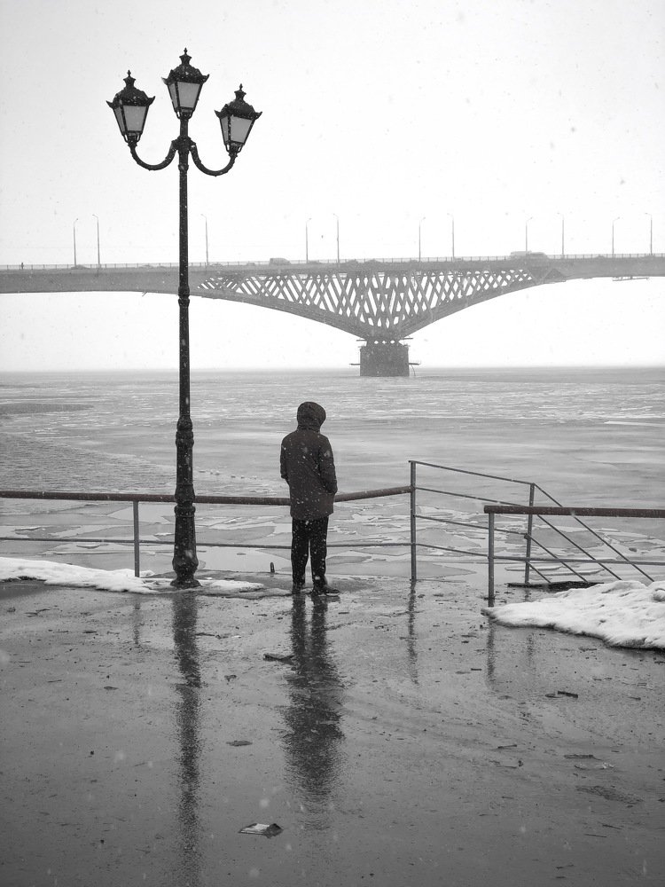 Снег, улица, фонарь и мост.