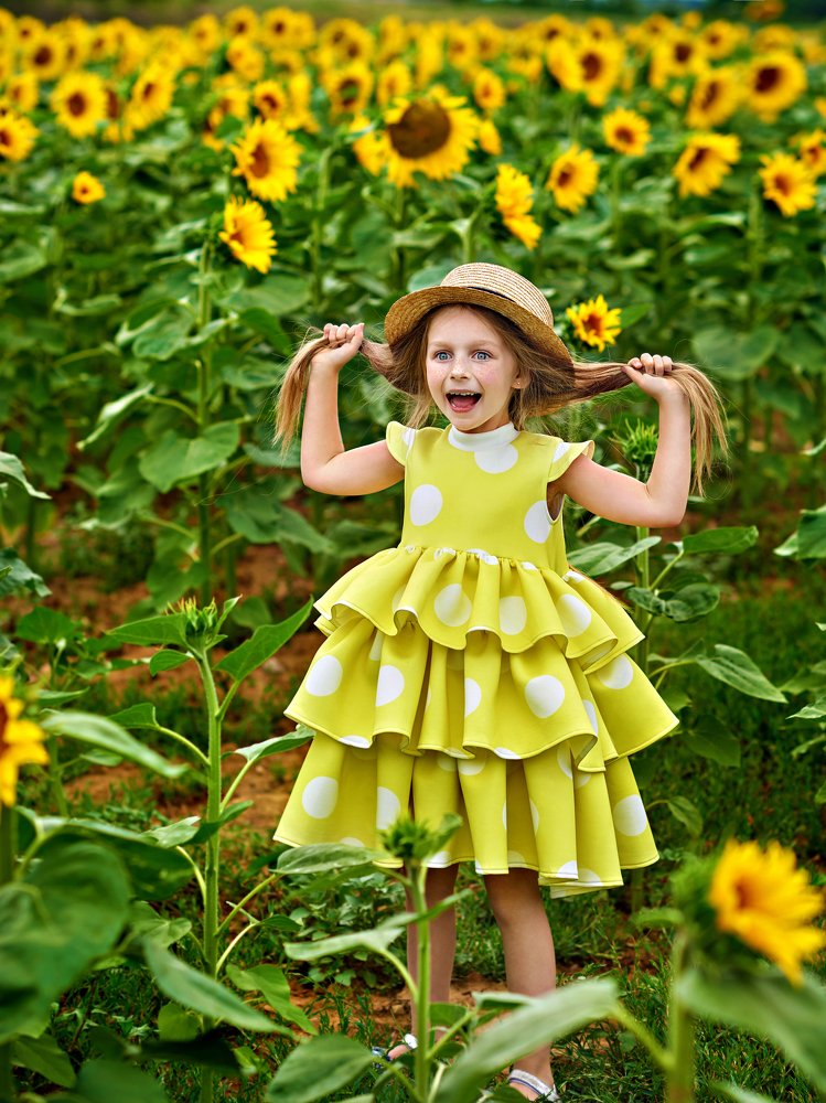 девочка и подсолнухи