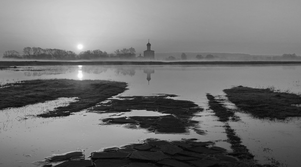 Покрова на Нерли в половодье