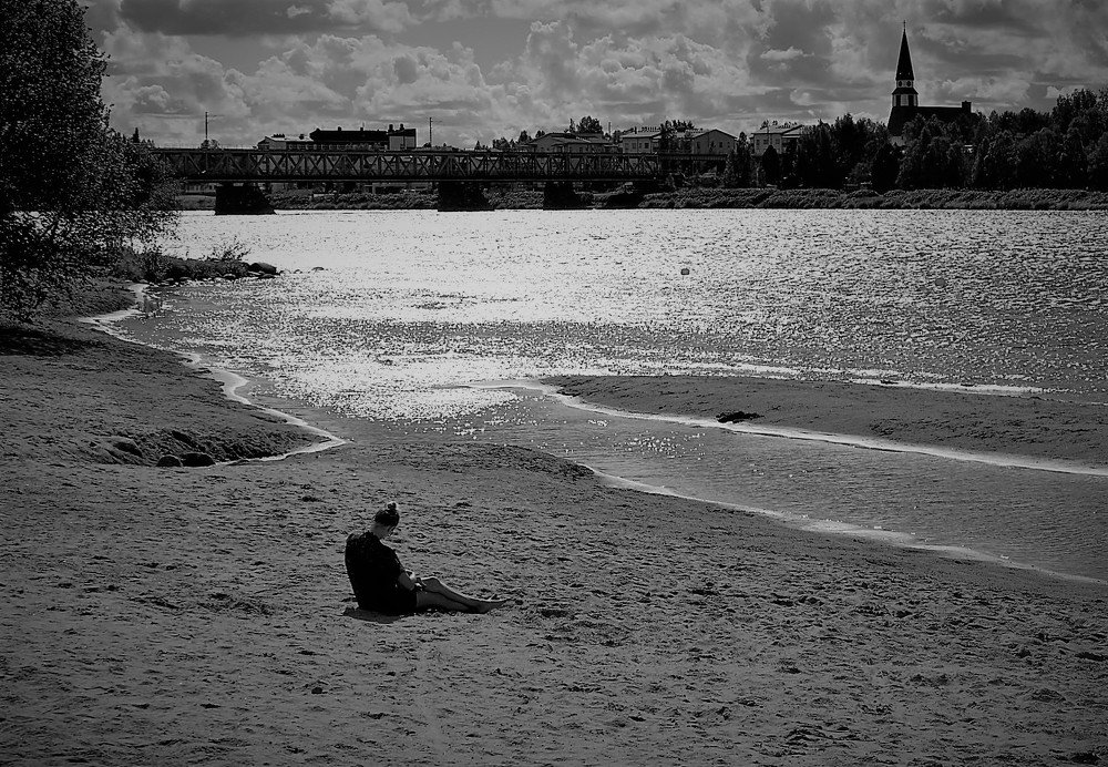 Двое на берегу реки.