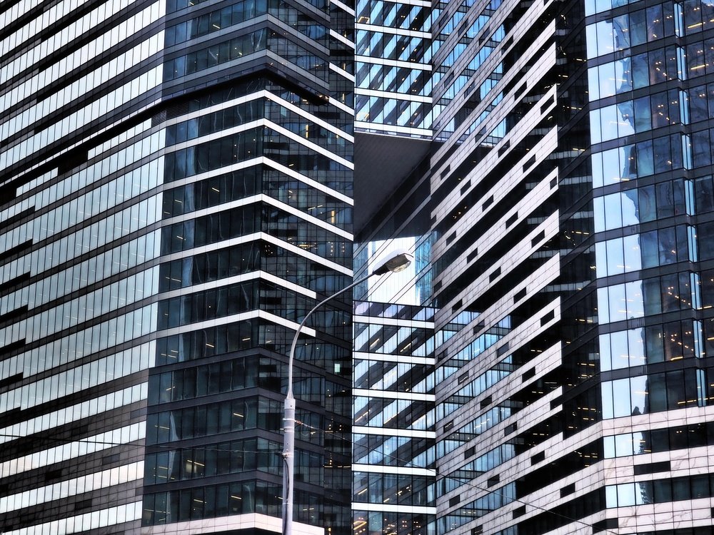 Lamp stability in architectual chaos