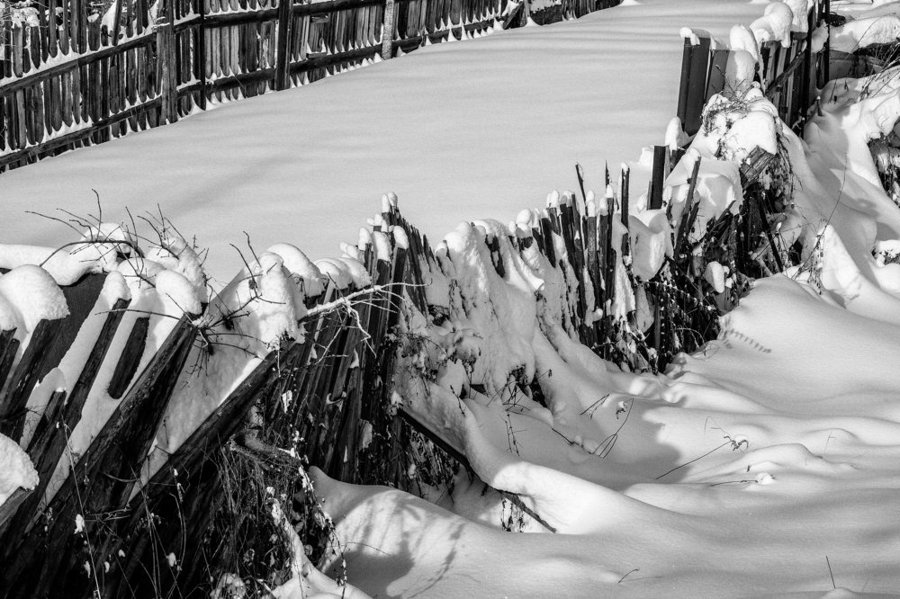 Забор в сугробе