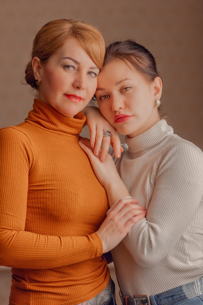 Мать и дочь...