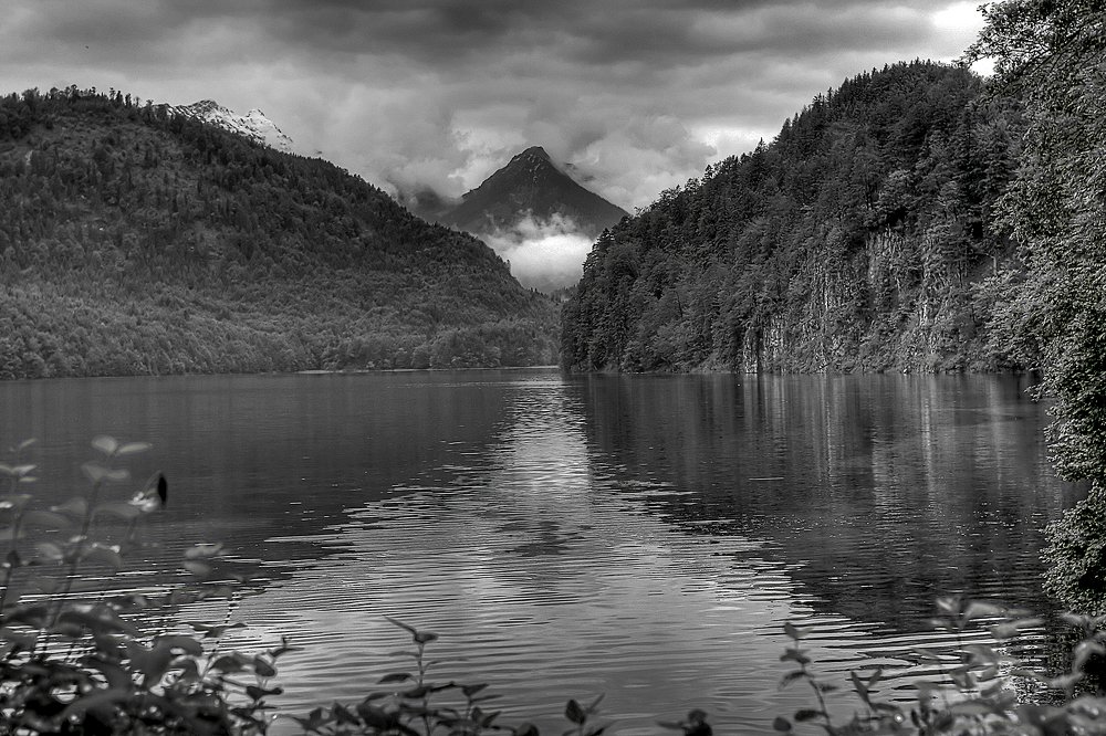 Горное озеро. Перед дождём