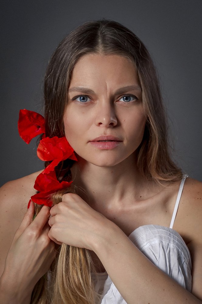 Девушка с маками