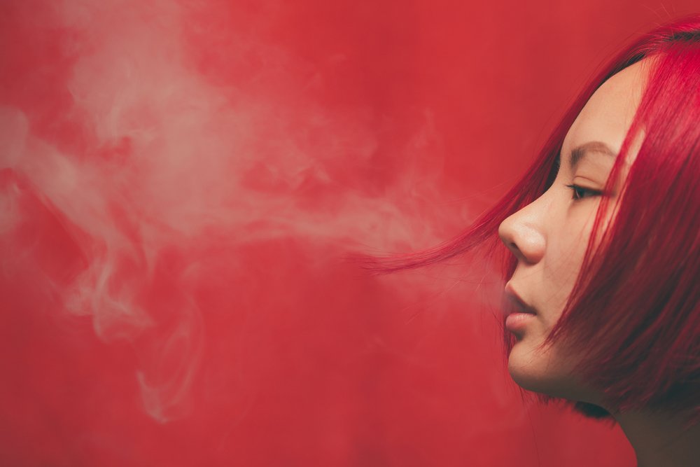 Девушка в красном