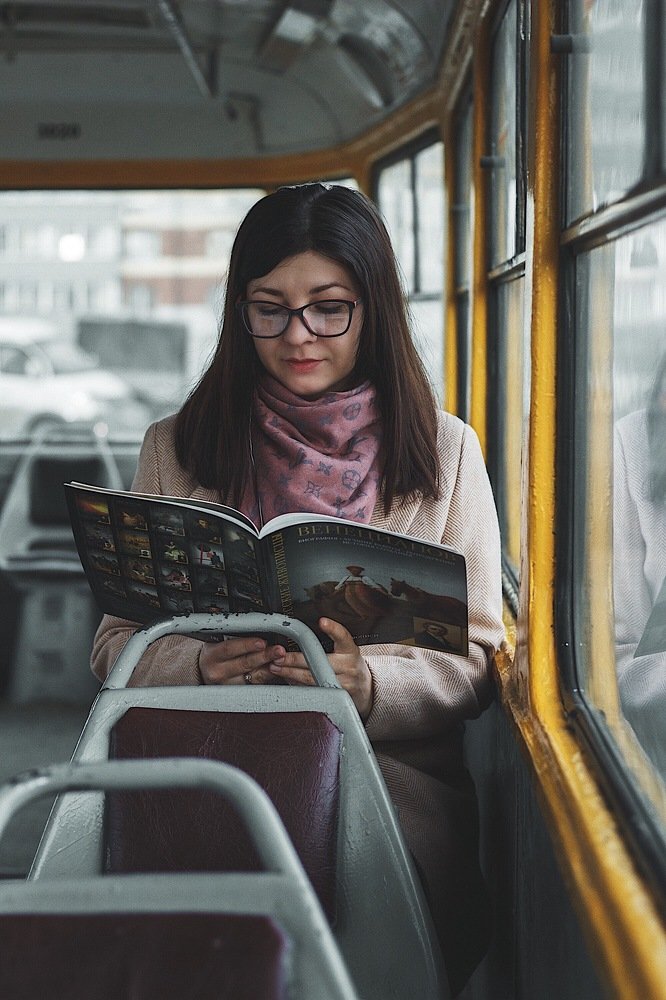 Чтение в трамвае