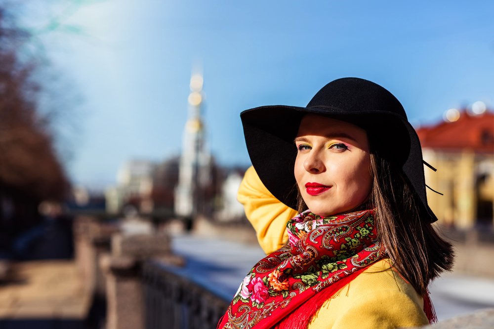 Девушка по городу...