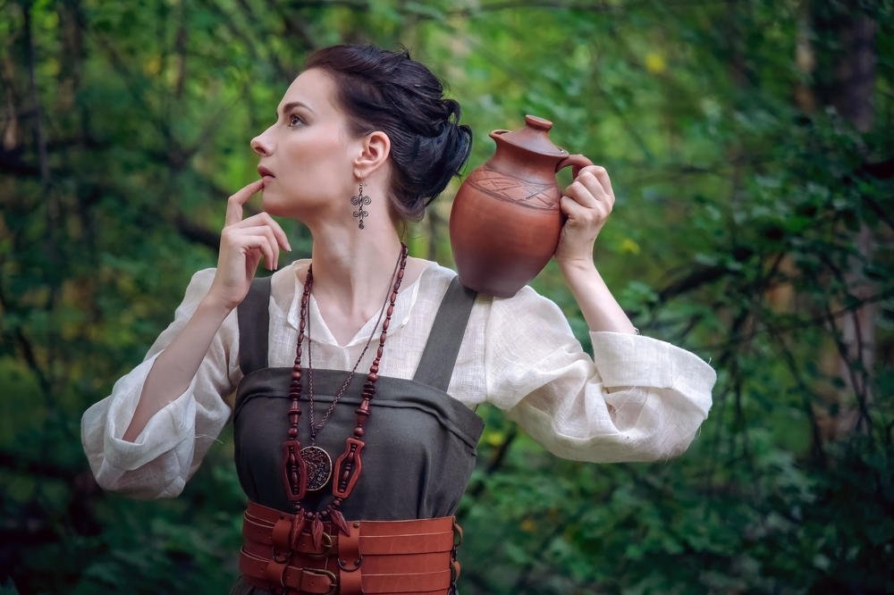 Девушка с кувшином