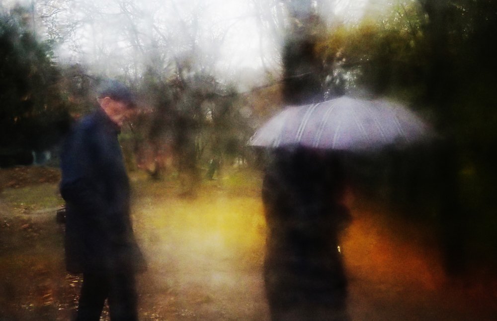 Женщина с зонтом и ее мужчина