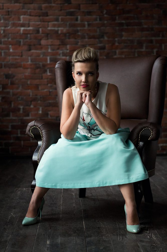 В помещении возле окна