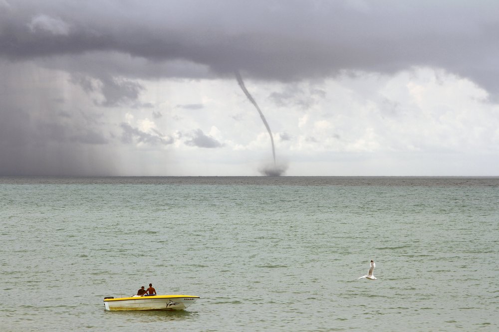 Смерч на море