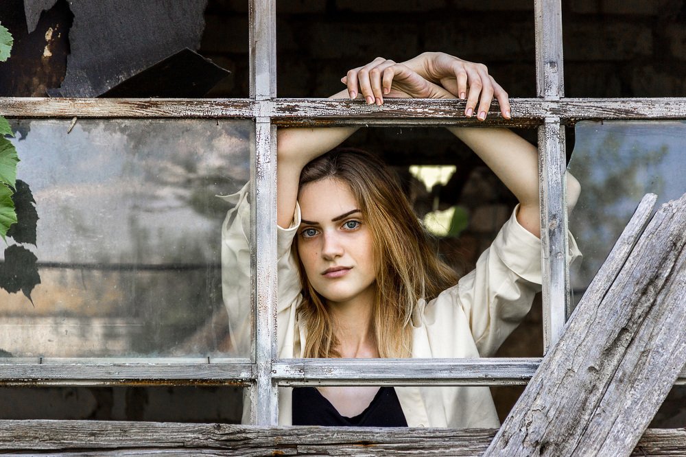 Девушка в разбитом окне