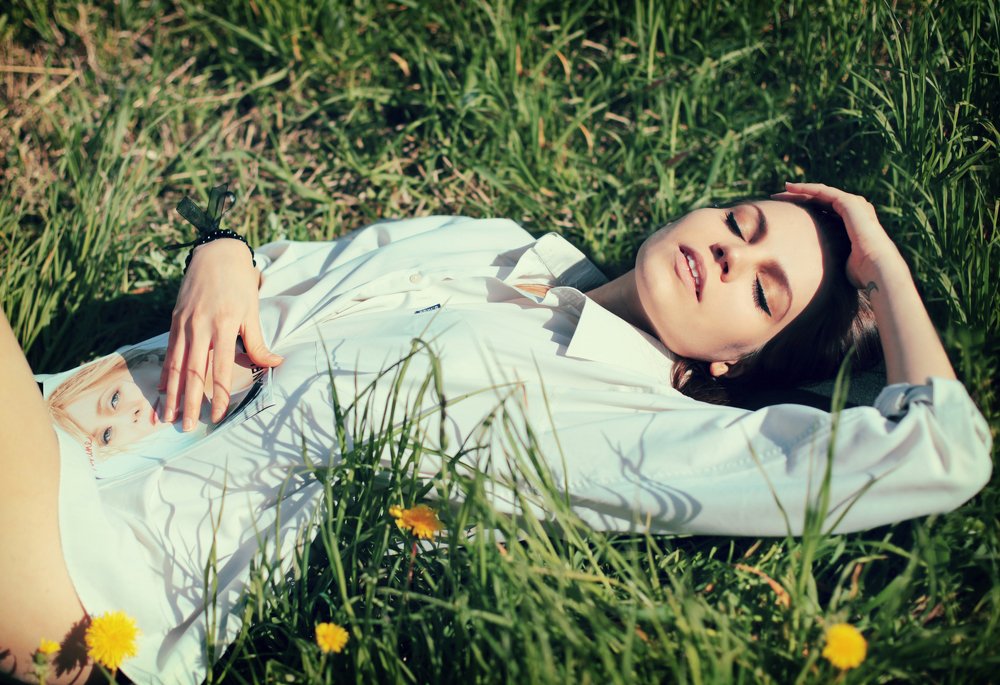 Девушка на траве