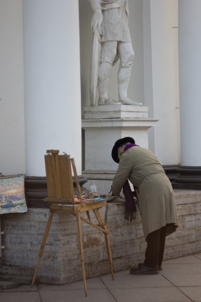 Художник у павильона Росси