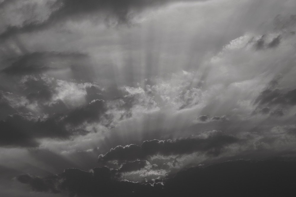 Sunset through the clouds.. drawing lines over sky