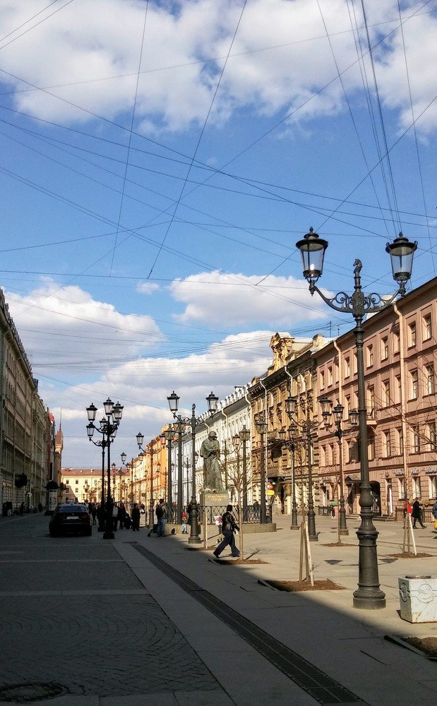 Памятник Гоголю на Малой Конюшенной улице.