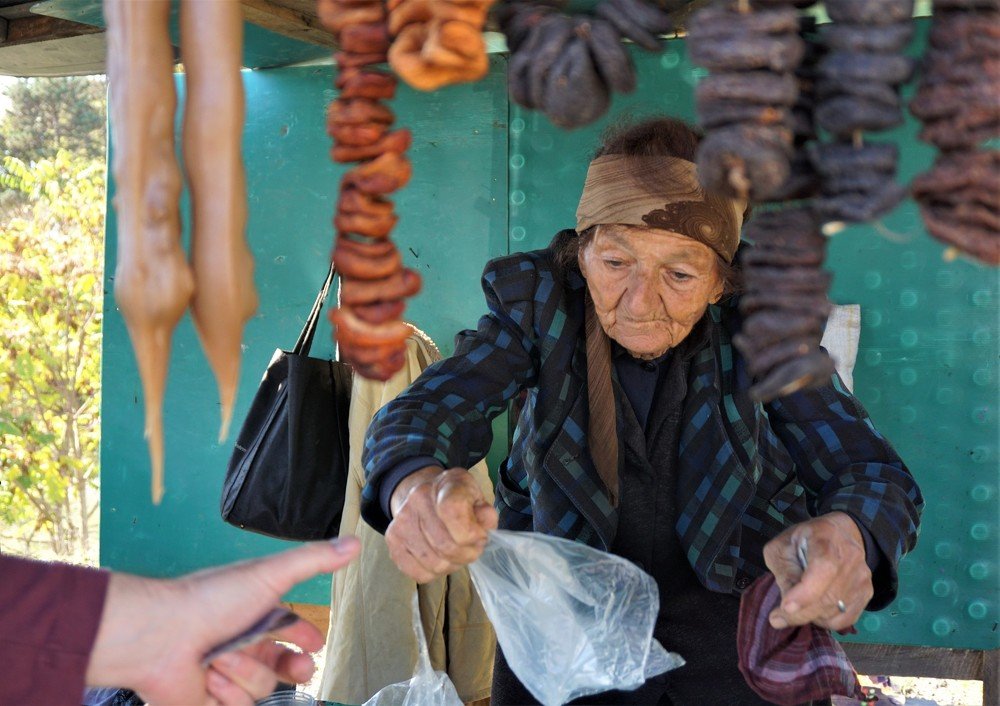 Продавщица чурчхелы