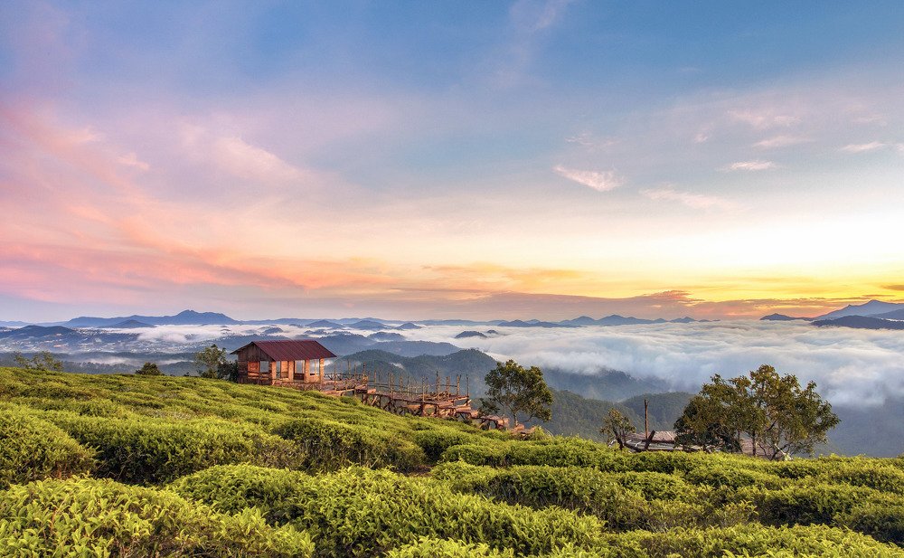 Dawn next to the mountain