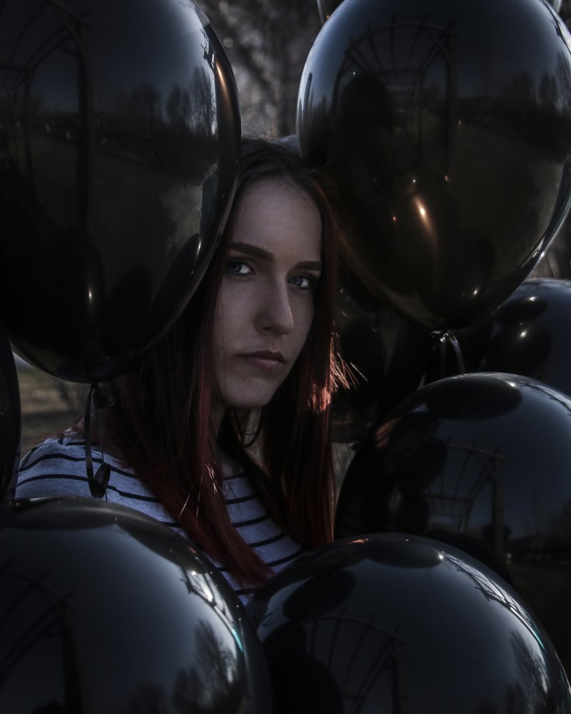 Девушка в тёмном