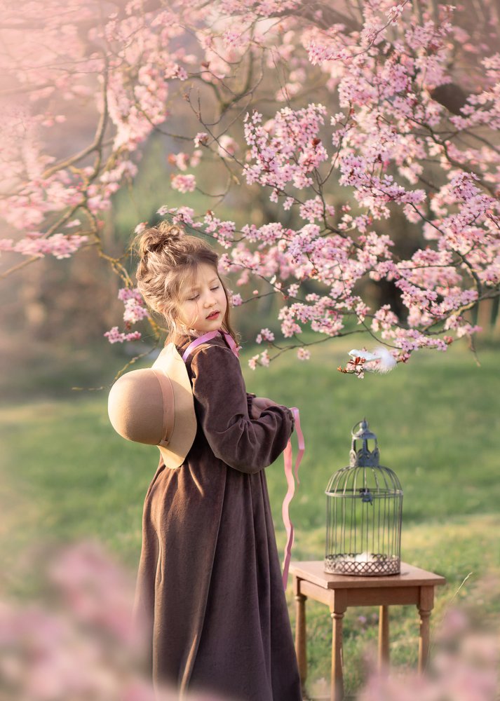 Девочка с птичкой