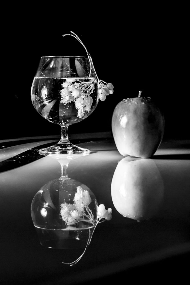 Бокал и яблоко