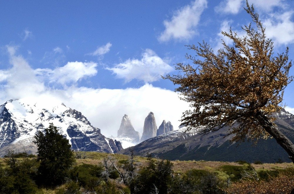 Escondido entre las nubes..