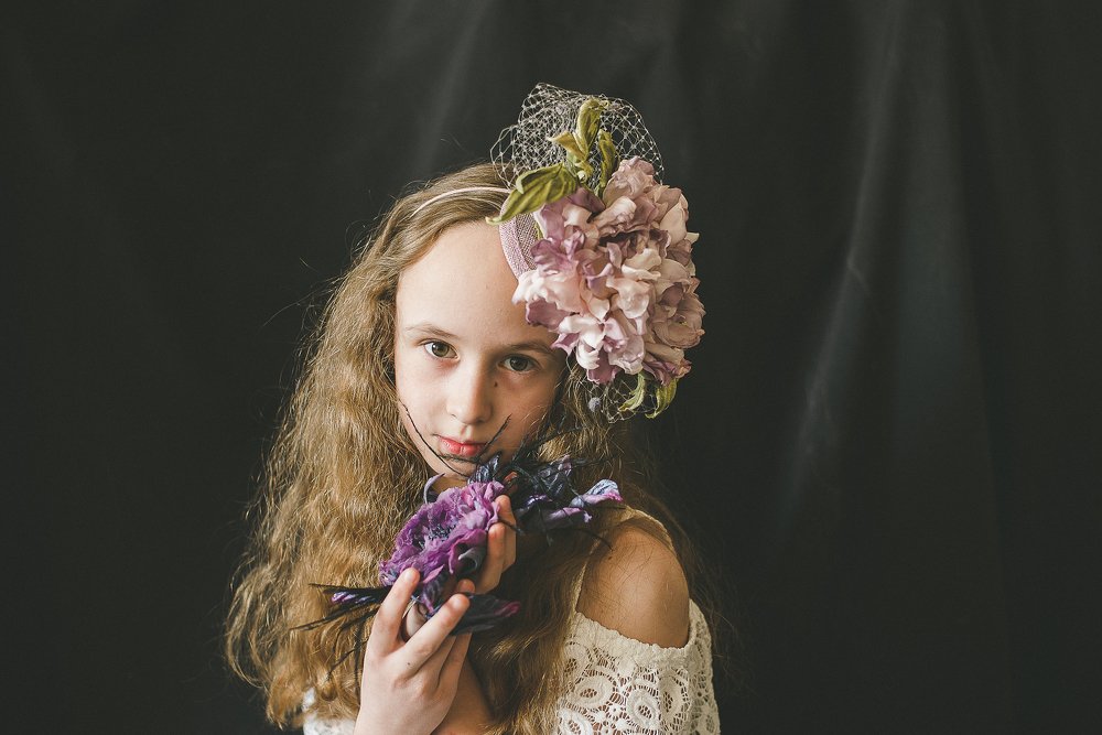 Цветы украшают девушек