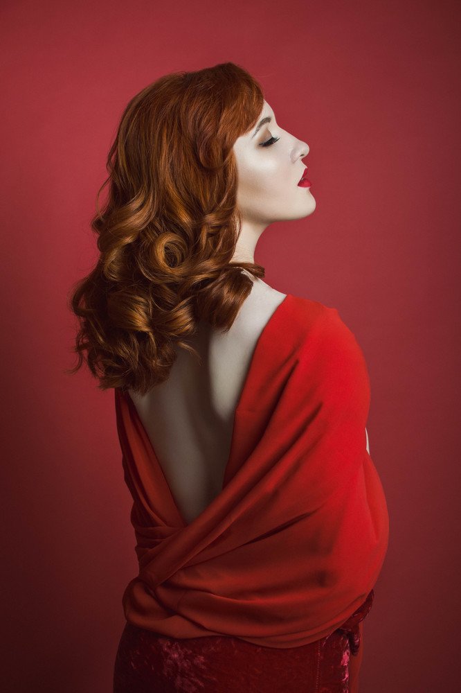 "Девушка в красном"