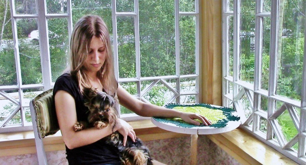 Девушка с собачкой.