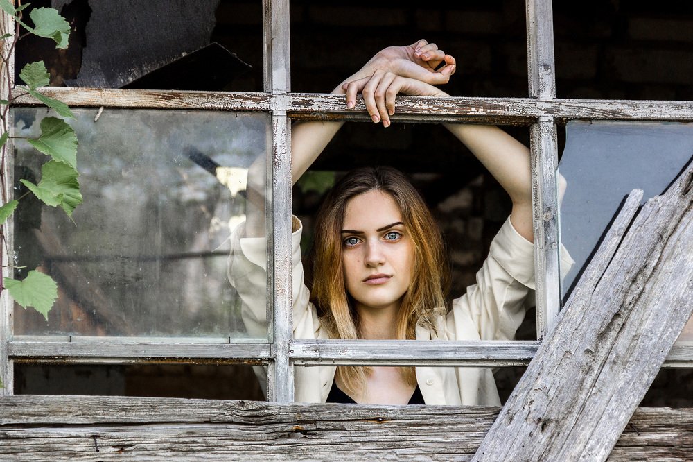 Девушка и разбитое окно