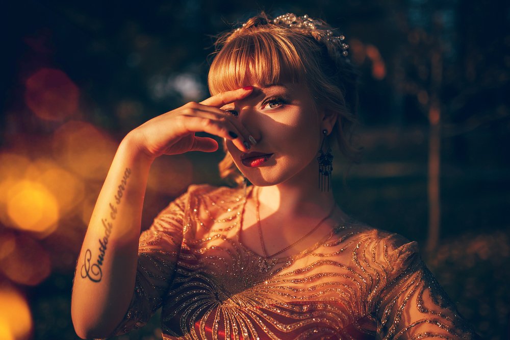 Blondу young woman on the sunset.