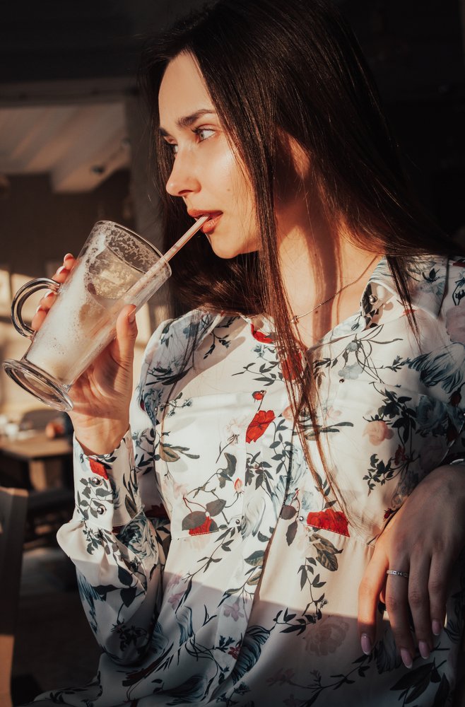 капучино с легкой ноткой ванили и манящие лучи солнца