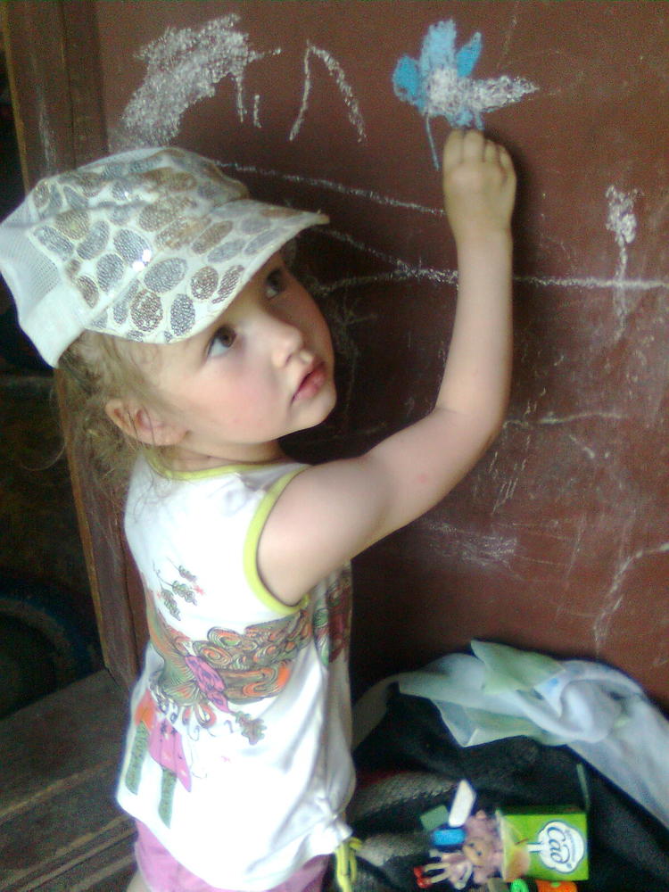 Анютка рисует василек