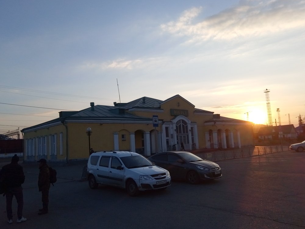 Закат. Вокзал железнодорожный.
