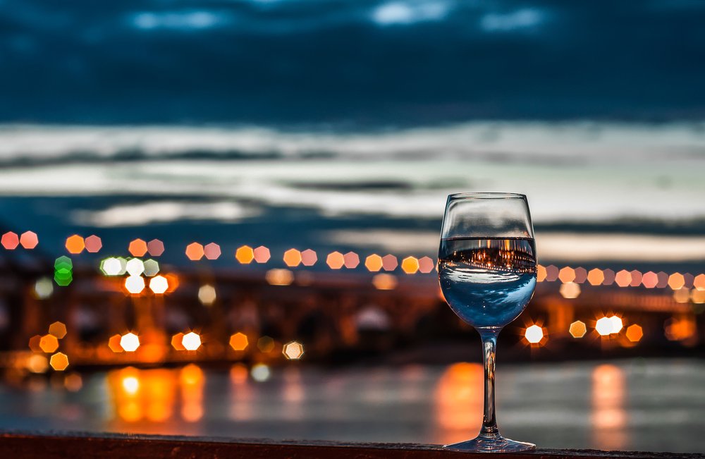 На фоне ночной жизни