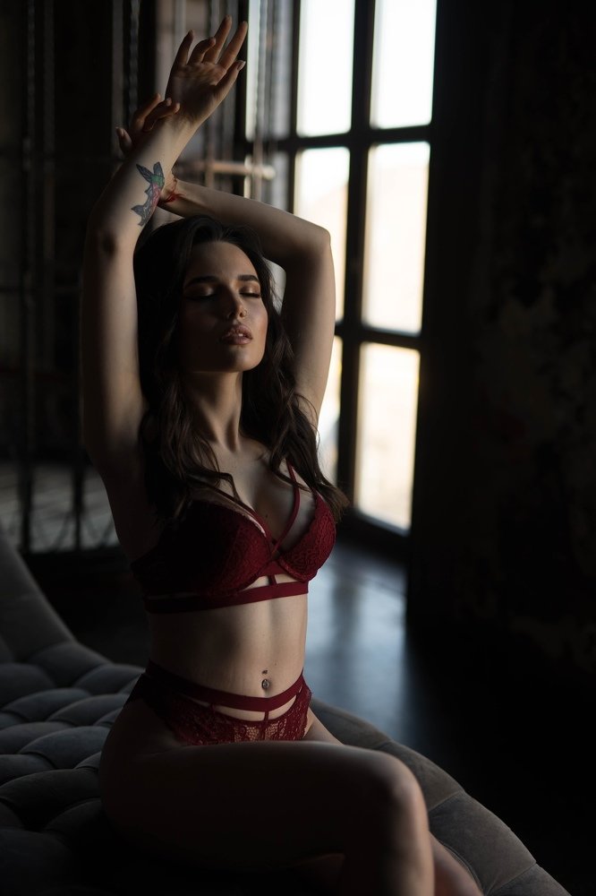 Девушка в красном