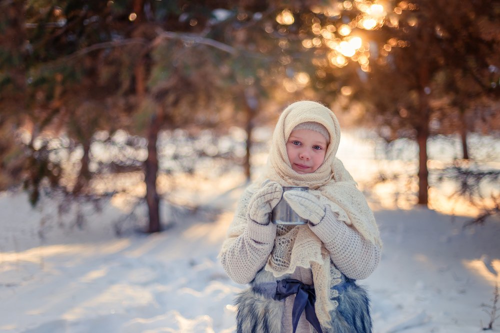 девчушка в платке