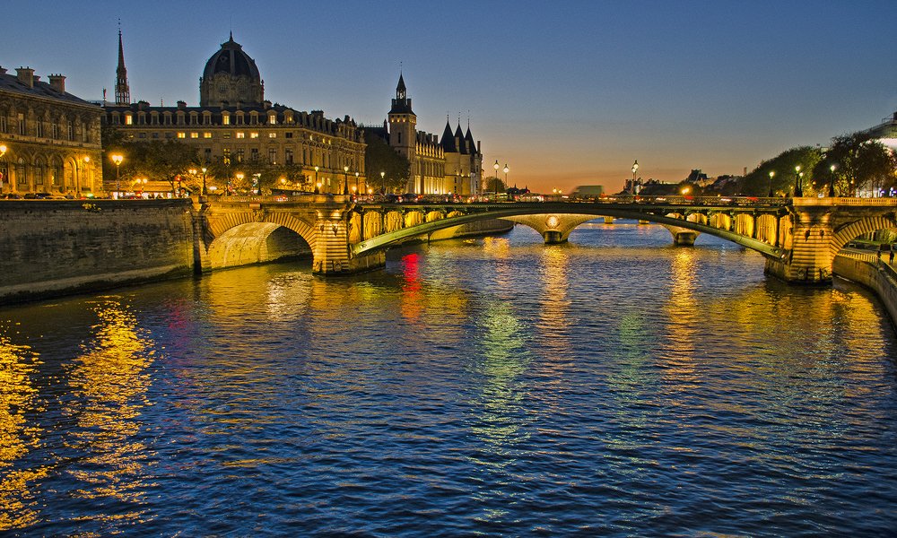 Non! Paris n\'est pas fanée!