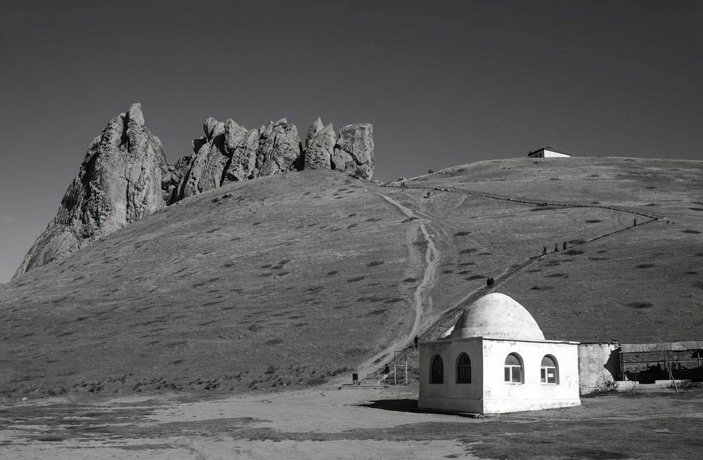 Священная гора "Бешбармаг" в Азербайджане