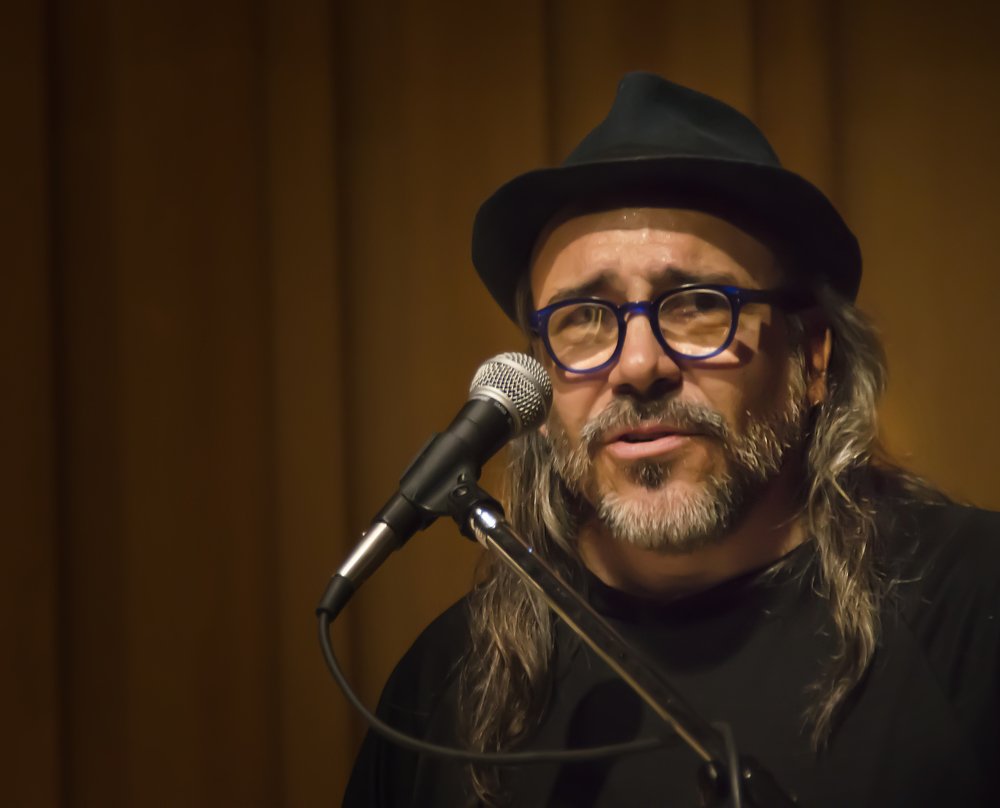 Minino Garay sings at the Usina del Arte