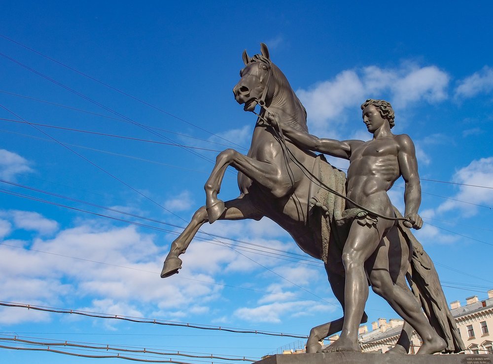 На Аничковом мосту