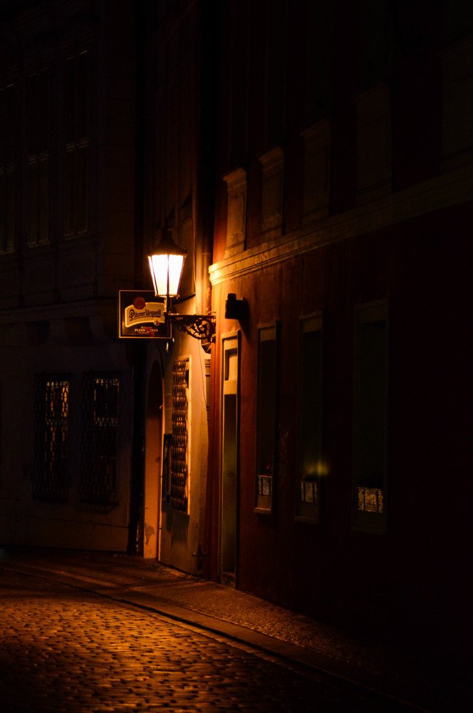 Ночь, улица, фонарь.