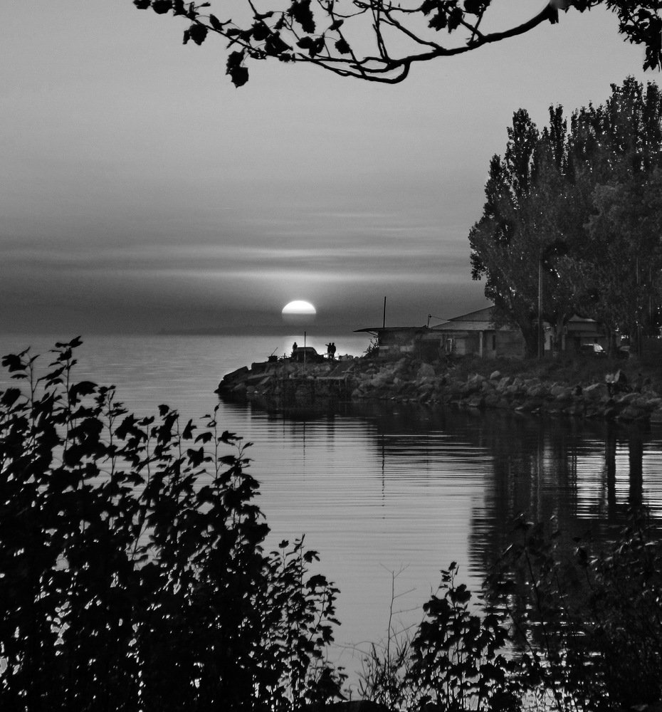 Ночные рыбаки на изготовке.