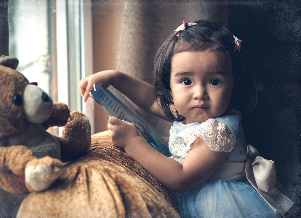 Девочка у окна.