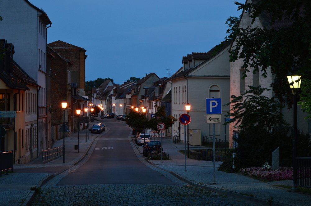 Уличные фонари провинциального города.