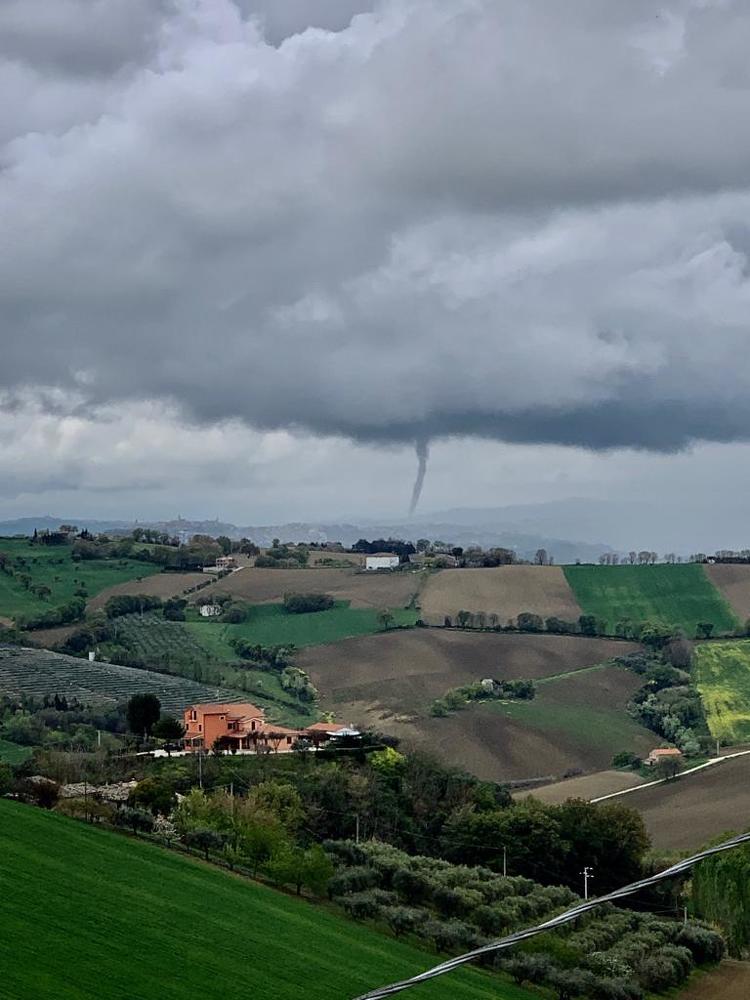 Торнадо  в Монтелупоне.Апрель 2019 г.