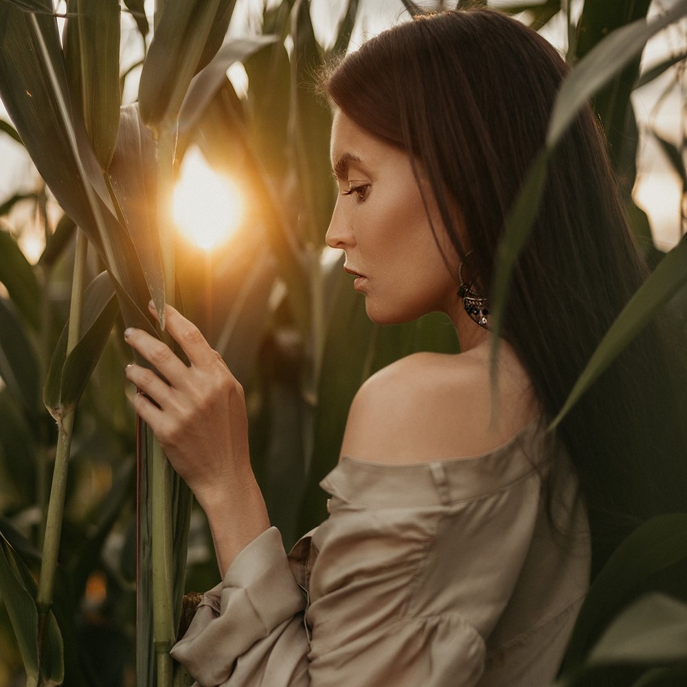 Касаясь пальцами травы