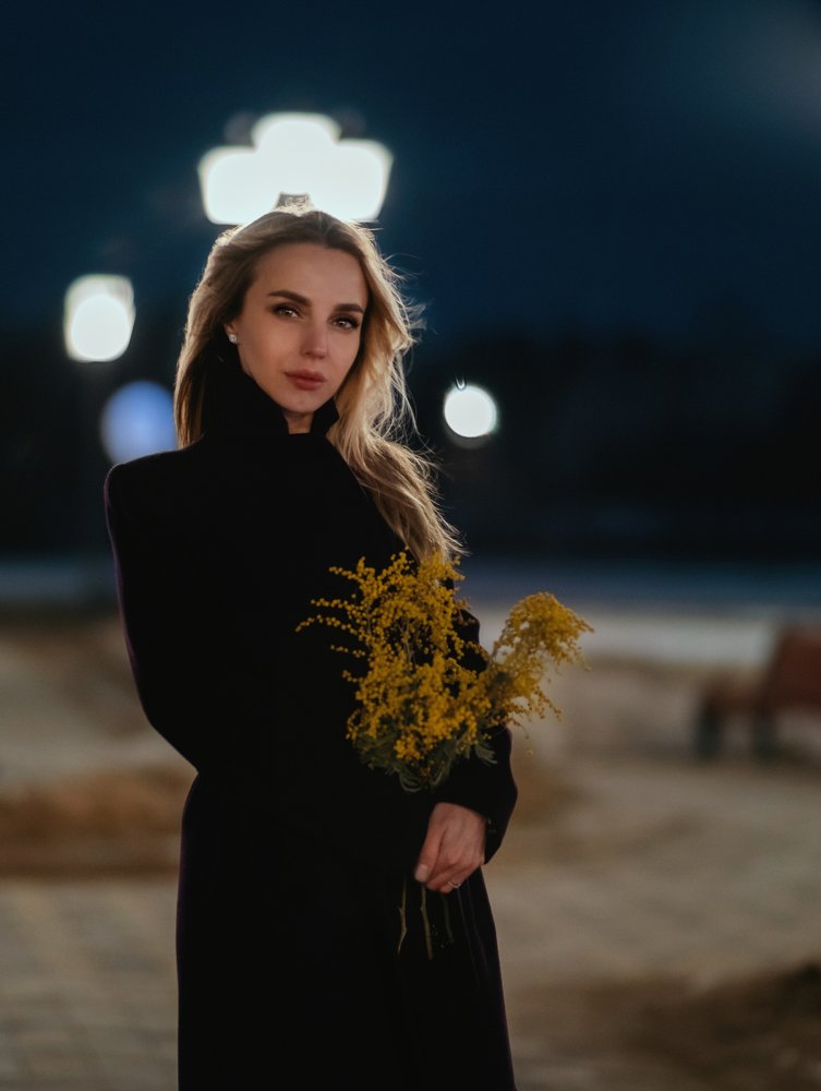 С жёлтыми цветами в руках она вышла в тот день, чтобы я наконец её нашёл