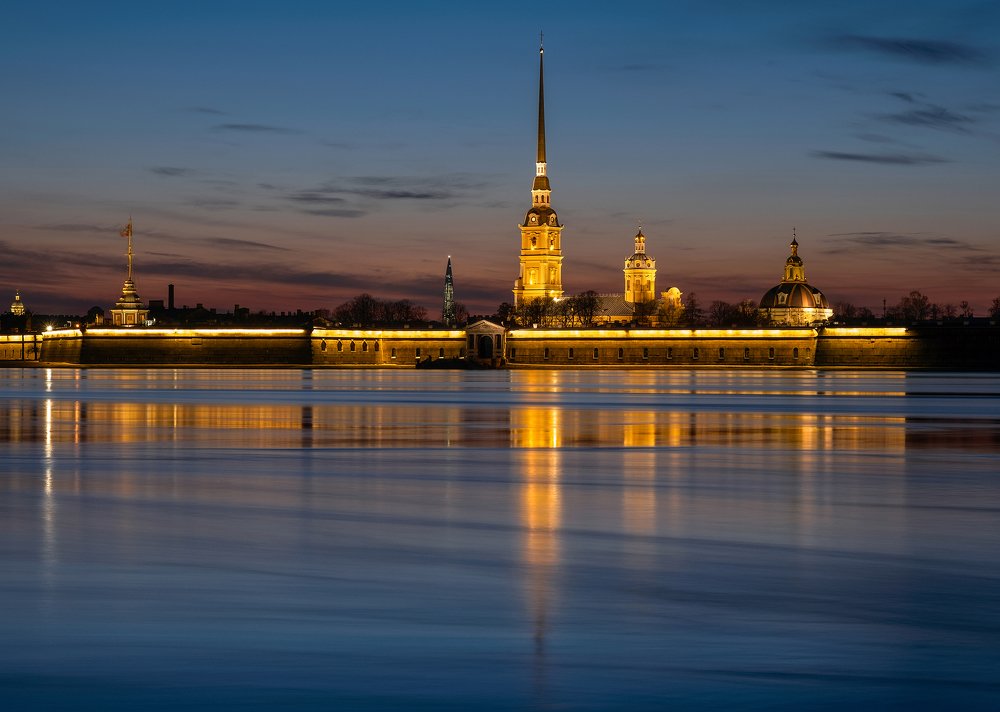 Петропавловсая крепость в акварельных сумерках Петербурга
